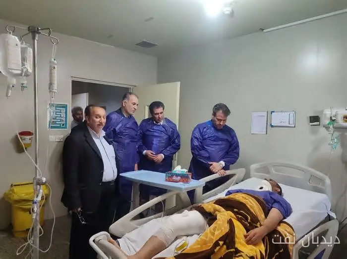 مدیرکل کار خوزستان و دبیر خانه کارگر از کارگران مصدوم پالایشگاه آبادان بازدید کردند