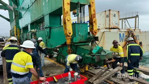 خسارت به جرثقیل‌های بندر گوام به دلیل وزش بادهای شدید